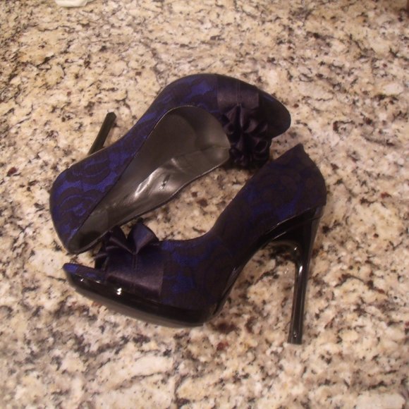Carlos Santana Prestige Satin Ruffle Lace Pumps - Picture 11 of 15